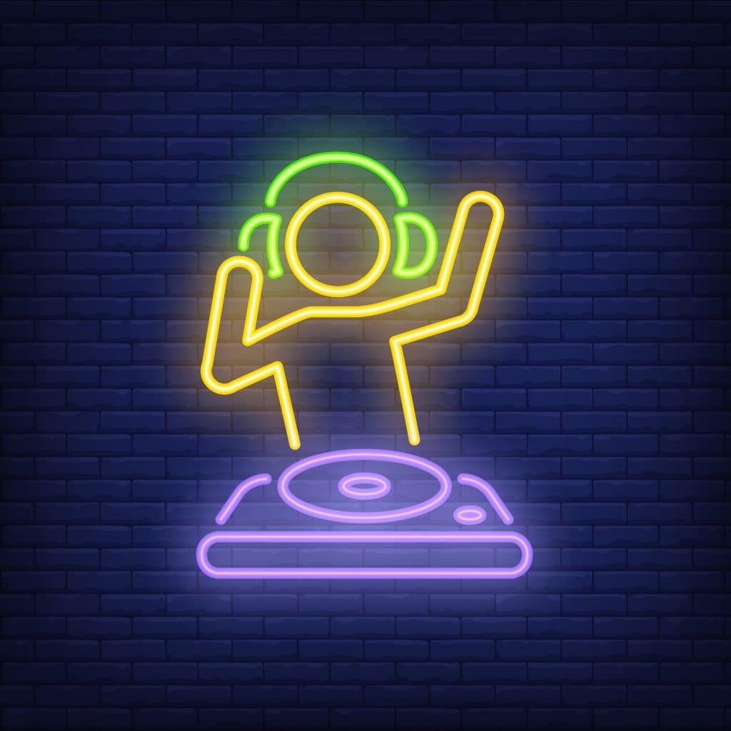 Silhueta de um DJ em luzes neon