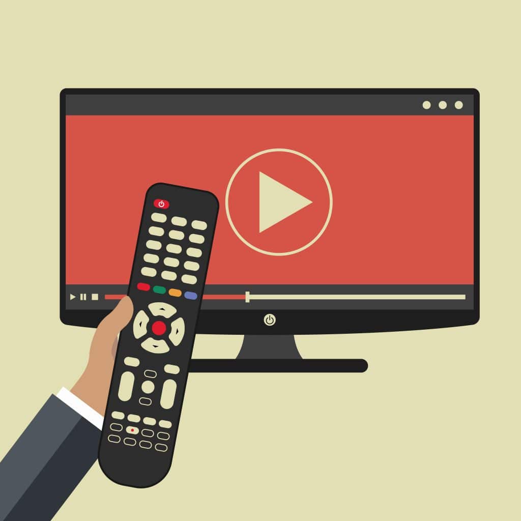 TV mostrando um ícone de vídeo e uma mão segurando um controle remoto. A imagem faz referência ao tema "estudar por videoaulas".