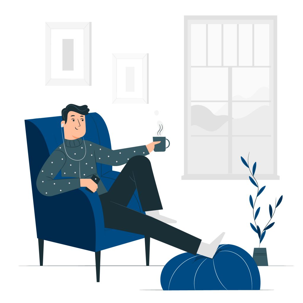 Rapaz sentando em um sofá ouvindo música em fones de ouvido e segurando uma xícara de café. Ele está sorrindo e relaxado.
